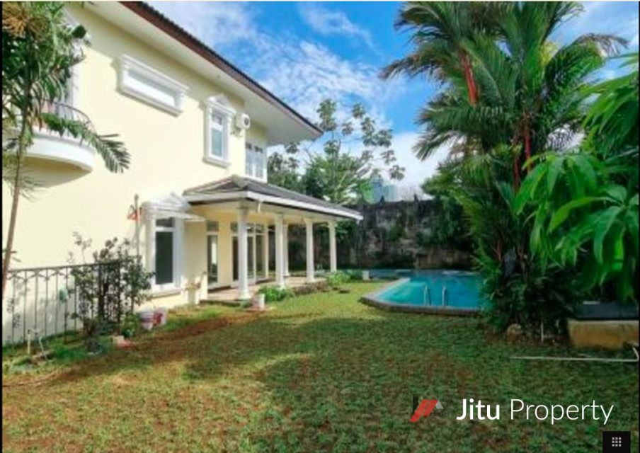 Diswakan Rumah Mewah Klasik Dengan Kolam Renang Siap Pakai 
