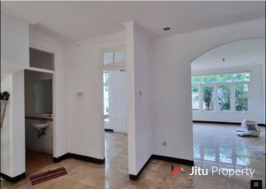 Diswakan Rumah Mewah Klasik Dengan Kolam Renang Siap Pakai 