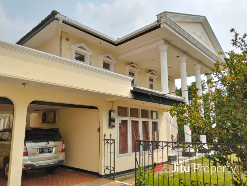 Rumah Mewah Klasik Dengan Kolam Renang Siap Pakai 