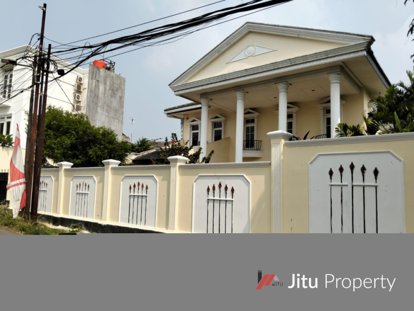 Rumah Mewah Klasik Dengan Kolam Renang Siap Pakai 