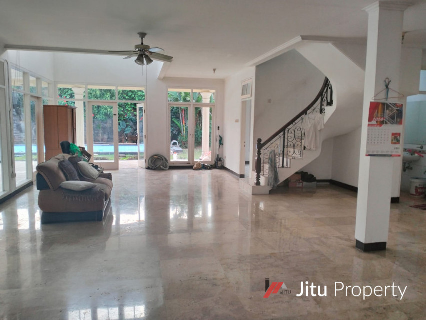 Rumah Mewah Klasik Dengan Kolam Renang Siap Pakai 