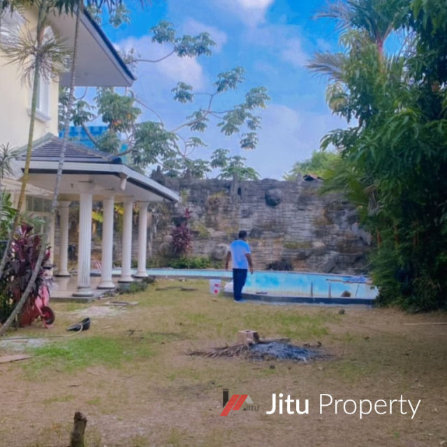 Rumah Mewah Klasik Dengan Kolam Renang Siap Pakai 