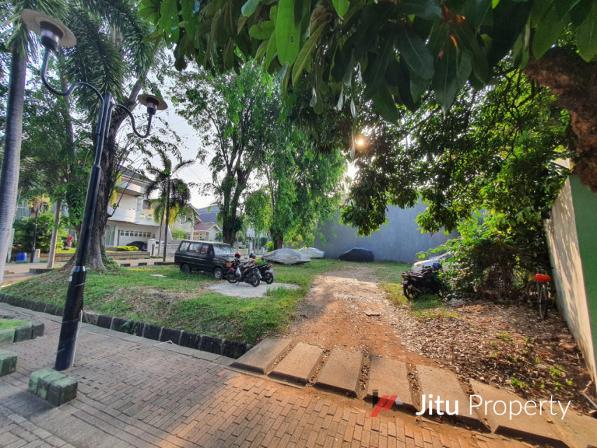 Kavling Hoek 660 m2 Hadap Taman di Bukit Gading Villa, Kelapa Gading