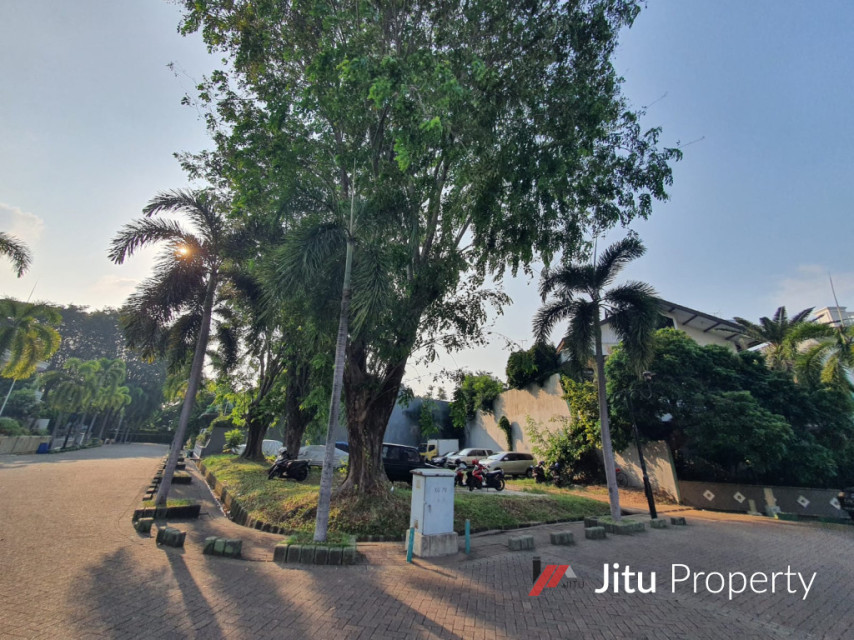 Kavling Hoek 660 m2 Hadap Taman di Bukit Gading Villa, Kelapa Gading